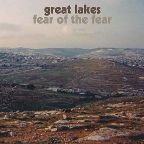 "great lakes fear of the fear" steht über einer weiten, kargen Landschaft mit Hügeln und Ansätzen von Vegetation.