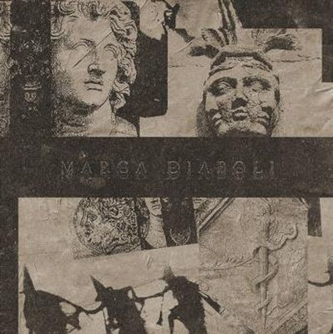 Text: "MARSA DIABOLI". Collage mit antiken Skulpturen und Masken in einem sepiafarbenen Stil.