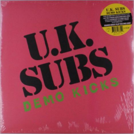 Text: "U.K. SUBS DEMO KICKS". Rot-pinker Hintergrund, schwarzer und grüner Text, gelber Sticker oben rechts.