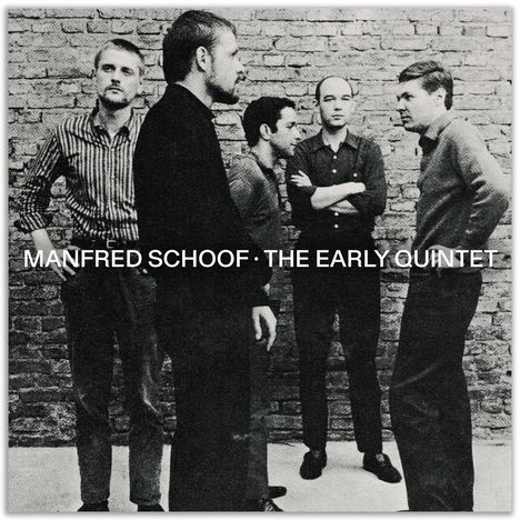 „MANFRED SCHOOF · THE EARLY QUINTET“. Fünf Männer stehen vor einer Ziegelwand und unterhalten sich.