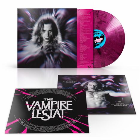 "The Vampire Lestat" als großer Schriftzug. Eine Schallplatte in Violett-Pink mit einer mystischen Porträtaufnahme.