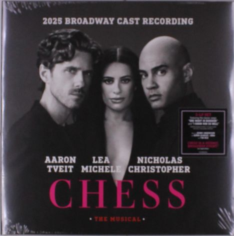 „2025 Broadway Cast Recording“. Namen: Aaron Tveit, Lea Michele, Nicholas Christopher. „CHESS THE MUSICAL“. Drei Personen.