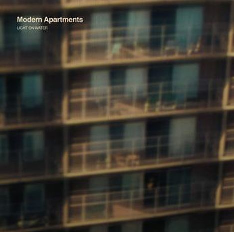Text: "Modern Apartments" und "Light on Water". Verschwommene Darstellung eines modernen Wohngebäudes mit vielen Balkonen.