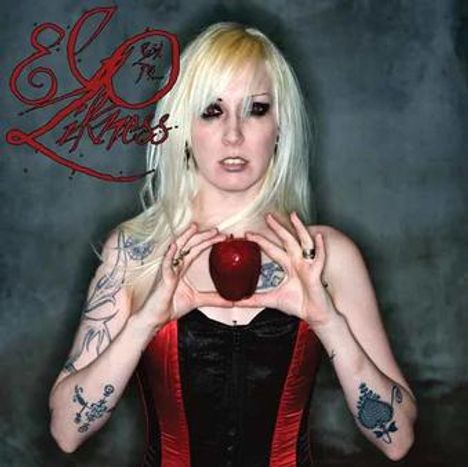 "80 Likes" in stilisierter Schrift. Frau mit blonden Haaren hält einen roten Apfel, trägt ein schwarzes und rotes Outfit.