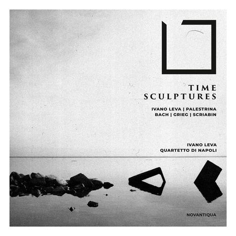 Ein dreieckiges Logo oben rechts. Text: "TIME SCULPTURES", Künstlernamen und "NOVANTIQUA". Unteres Bild zeigt Felsen im Wasser.