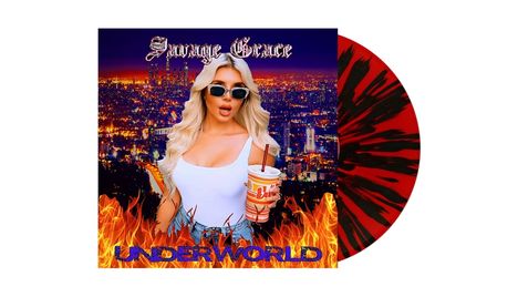 Es steht „Savage Grace“ und „Underworld“. Eine blonde Frau mit Sonnenbrille und Getränk; Hintergrund: nächtliche Stadtansicht.