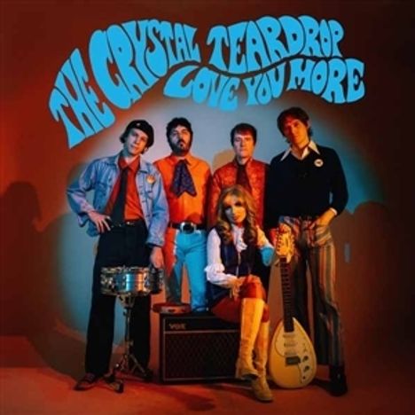 "THE CRYSTAL TEARDROP LOVE YOU MORE" über fünf Musiker im Vintage-Stil; Frau auf Stuhl mit Gitarre.