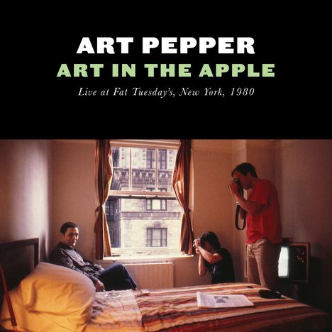 "ART PEPPER. ART IN THE APPLE. Live at Fat Tuesday’s, New York, 1980." Ein Zimmer mit Personen, Kamera, Bett und Fenster.