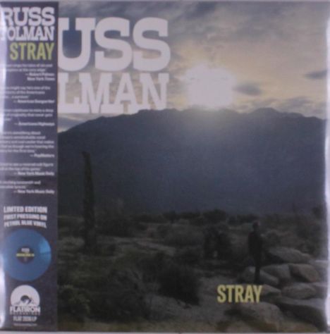"RUSS HOLMAN STRAY" steht in großen Buchstaben. Im Hintergrund eine Landschaft mit Bergen und Sonnenuntergang.