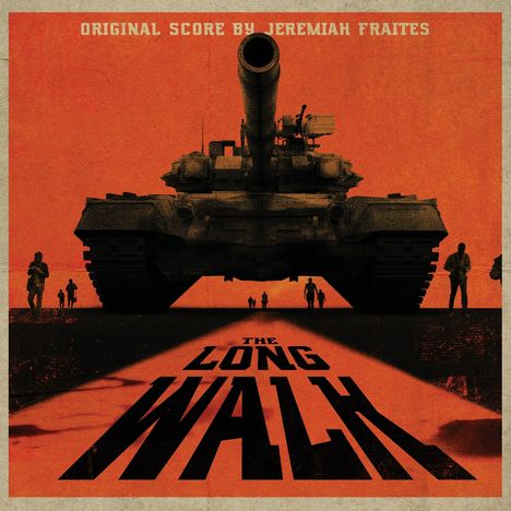 "Original Score by Jeremiah Fraites" oben, "The Long Walk" unten. Dominanter Panzer, Soldaten, orangefarbener Hintergrund.
