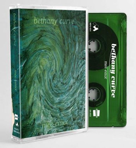 "bethany curve" und "mee-eaux" sind sowohl auf einer Kassette als auch auf dem dazugehörigen Cover zu lesen.