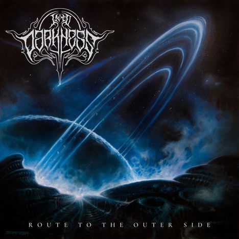 "ROUTE TO THE OUTER SIDE" in weiß über blauen, majestätischen Planeten und Ringen in einem dunklen, nebligen All. Logo oben.