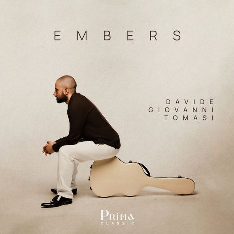 Text: „EMBERS“, „DAVIDE GIOVANNI TOMASI“. Ein Mann sitzt nachdenklich auf einem Gitarrenkoffer. Subtiles Design.