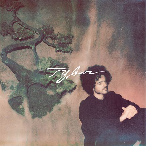 Der Text „Tyler“ in Weiß. Links ein kunstvoller Baum, rechts sitzt ein Mann mit Locken und geschlossenen Augen.