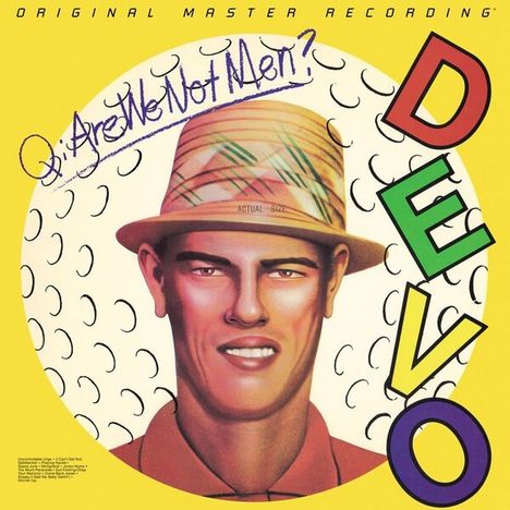 „Q: Are We Not Men?“ und „DEVO“. Illustration eines Mannes mit Hut auf gelbem Hintergrund.