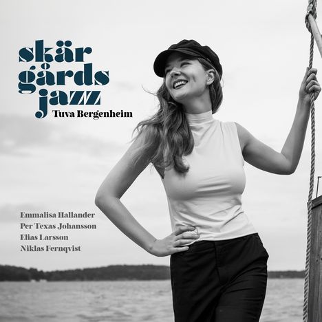 Texte: "skärgårdsjazz", "Tuva Bergenheim", "Emmalisa Hallander", "Per Texas Johansson", "Elias Larsson", "Niklas Fernqvist". Eine lächelnde Frau auf einem Boot.