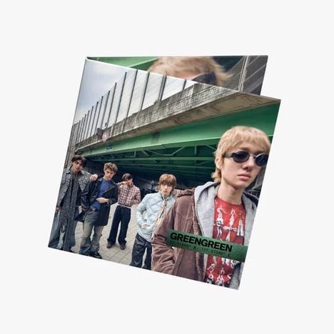 Indie Retail Exclusive. Vier Männer gehen unter einer Brücke. Der Vorderste trägt Sonnenbrille und braune Jacke.