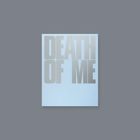 „DEATH OF ME“ in großer, grauer Schrift auf hellblauem Hintergrund. Minimalistisches Design.