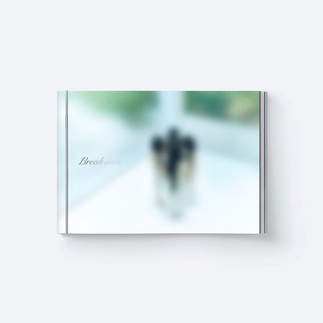 Text: "Breakeven". Eine verschwommene Illustration eines Fensters mit natürlichem Licht.