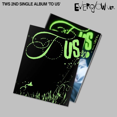 Text: "TWS 2ND SINGLE ALBUM 'TO US'" und "EVERGLOW er". Zwei überlappende Cover mit grünem, verschnörkeltem Schriftzug.