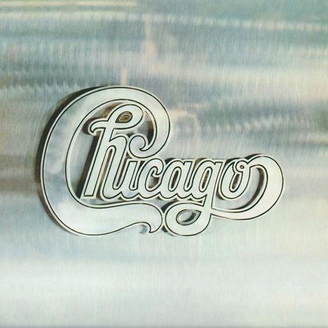 "Chicago" in geschwungener Schrift vor einem metallischen Hintergrund. Logo-Stil mit eleganter Typografie.