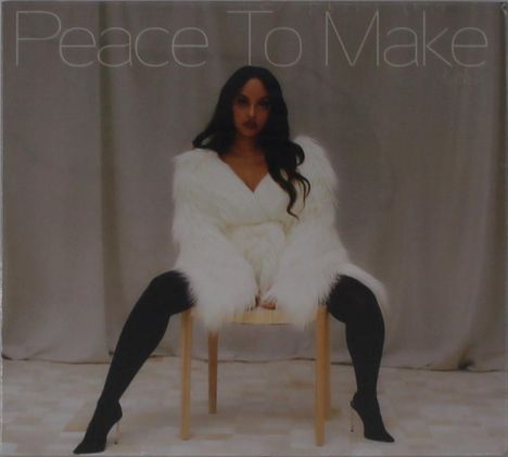 „Peace To Make“ steht oben. Eine Frau in weißem Fellmantel sitzt auf einem Stuhl, Beine gespreizt, schwarzes Haar.