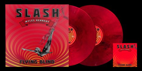 "SLASH featuring Myles Kennedy. FLYING BLIND" in großen, schwarzen Lettern. Rote Schallplatten mit Spiralmuster.