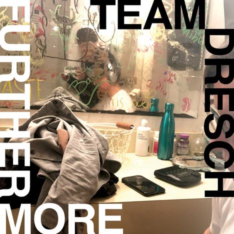 TEAM, FURTHER, DRESCH, MORE; Badezimmer mit unordentlicher Kleidung, Flaschen und bemaltem Spiegel.