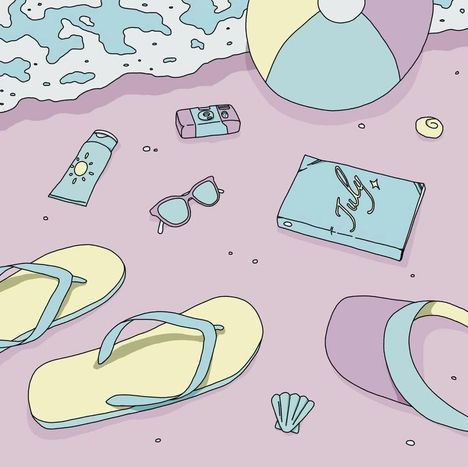 Ein Notizbuch mit "July" liegt im Sand. Drumherum sind ein Buch, Sonnencreme, Sonnenbrille, Kamera, Flip-Flops und ein Ball.