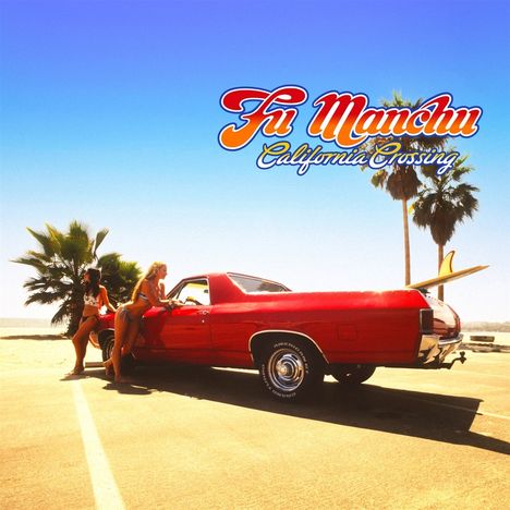 „Fu Manchu, California Crossing“ in geschwungener Schrift. Ein rotes Auto mit Surfbrett am Strand, Palmen im Hintergrund.
