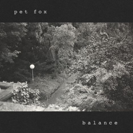 "pet fox" oben links, "balance" unten rechts. Schwarz-Weiß-Foto eines Pfades, umgeben von dichten Bäumen und Sträuchern.