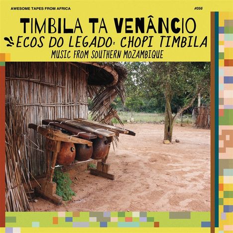 „Timbila Ta Venâncio: Ecos do Legado - Chopi Timbila, Music from Southern Mozambique“. Ein traditionelles Musikinstrument aus Holz und Kürbissen steht vor einer Hütte.