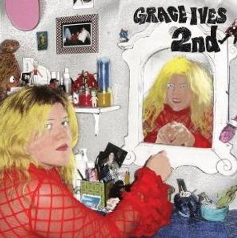 "GRACE IVES 2nd" steht oben. Eine Person mit blonden Haaren betrachtet ihr Spiegelbild in einem geschmückten Raum.