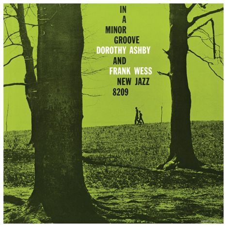„IN A MINOR GROOVE“ in Schwarz auf grünem Hintergrund. Zwei Menschen gehen, umgeben von großen Bäumen.