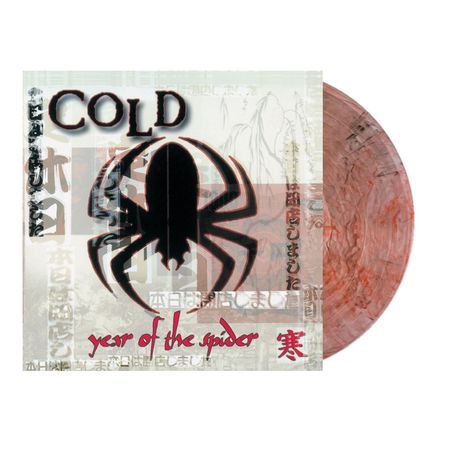 "COLD" oben, "year of the spider" unten in Rot, große schwarze Spinne, asiatische Schriftzeichen im Hintergrund.