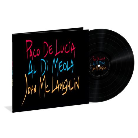 Bunte Schrift mit den Namen: "Paco De Lucía", "Al Di Meola", "John McLaughlin" auf schwarzem Hintergrund; daneben eine Schallplatte.