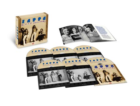 "Zappa Zoot Allures" steht in blauer Schrift. Box-Set mit CDs, Bildern und einem Booklet mit Bandfotos.