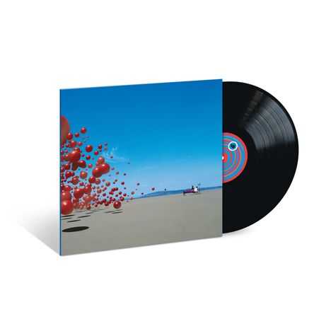 Vinyl mit blauem Cover, roten Ballons und zwei Personen auf einer Bank am Strand.