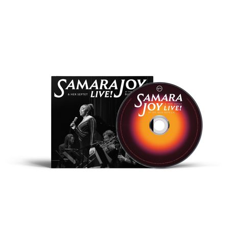 Cover und CD mit Schriftzug „Samara Joy Live!“. Frau singt, begleitet von Musikern. CD hat warmes Farbschema.