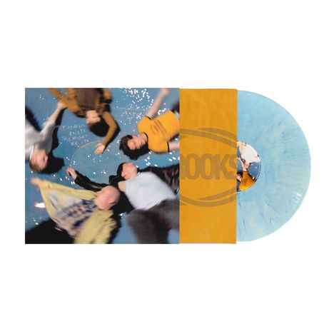"IF HEAVEN EXISTS, THIS MIGHT BE IT" steht auf Foto von fünf Personen in Kreis form. Daneben, eine türkisfarbene Vinylschallplatte.