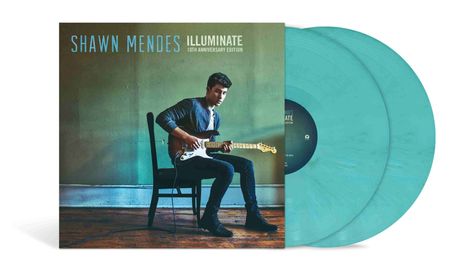 "SHAWN MENDES ILLUMINATE 10TH ANNIVERSARY EDITION" auf einem Bild mit einem Mann, der Gitarre spielt. Zwei türkisfarbene Schallplatten.