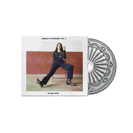 "MIDDLE OF NOWHERE: VOL. 2" oben, "TEX MEX TAPES" unten. Eine Frau sitzt lässig auf einem Stuhl, CD mit dekorativem Muster.