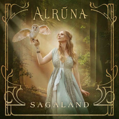 "ALRÚNA" und "SAGALAND" in dekorativer Schrift. Frau im Kleid mit Eule auf der Hand in einem mystischen Wald.