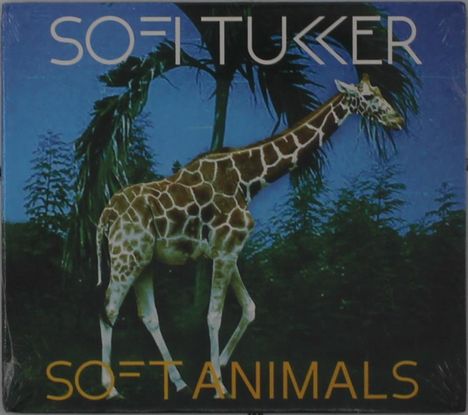Text: "SOFI TUKKER" und "SOFT ANIMALS". Eine Giraffe steht vor Palmen und einem blauen Hintergrund.