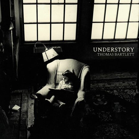 "UNDERSTORY THOMAS BARTLETT" steht neben einem großen Fenster. Ein Kind sitzt in einem Sessel unter einer Lampe und liest.