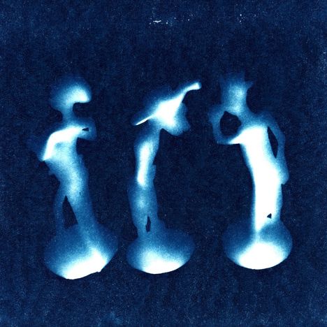 Drei abstrakte, blau-weiße Figurensilhouetten vor dunkelblauem Hintergrund. Sie wirken schemenhaft und geisterhaft.