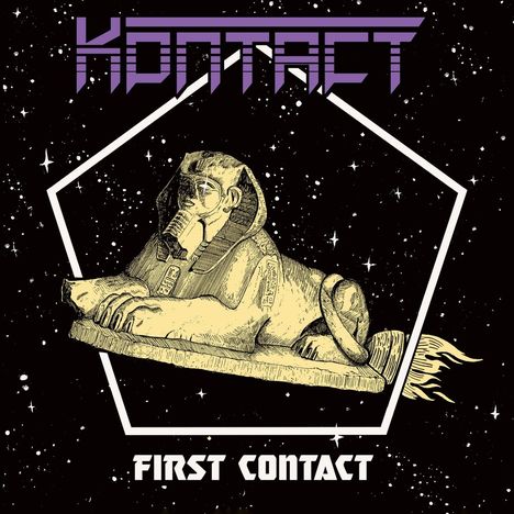„KONTAKT“ oben, „FIRST CONTACT“ unten. Illustration: Sphinx mit Raumhelm, auf Raketenplattform im Weltraum.
