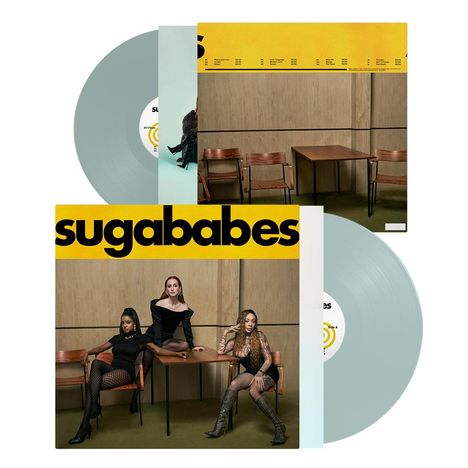 Der Text lautet "sugababes". Drei Frauen in schwarzen Outfits posieren auf und neben einem Tisch. Zwei Schallplatten sind sichtbar.