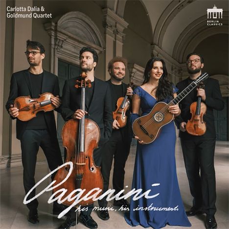 Carlotta Dalia & Goldmund Quartet. Paganini, his music, his instruments. Fünf Musiker mit Streichinstrumenten in einem eleganten Raum.