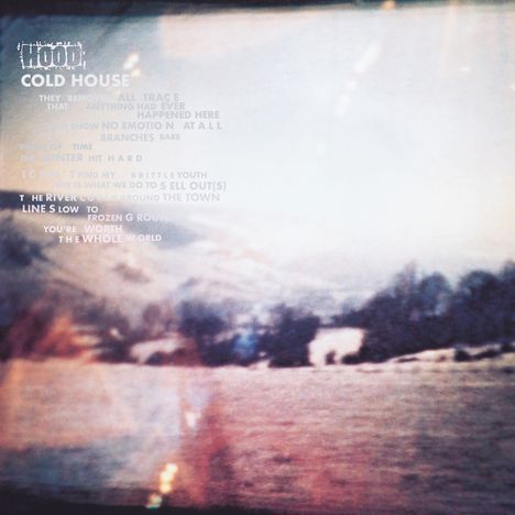 Text "HOOD COLD HOUSE" in weißer Schrift; verschwommene Landschaft mit Hügeln und winterlicher Umgebung im Hintergrund.